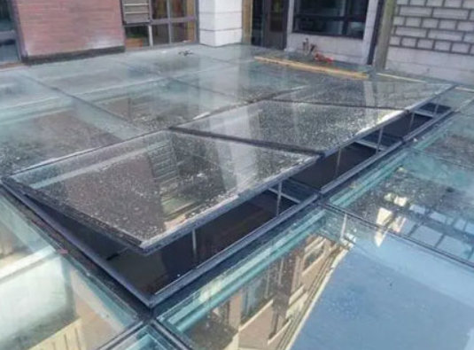 智能呼吸：电动雨感天窗的生活革新